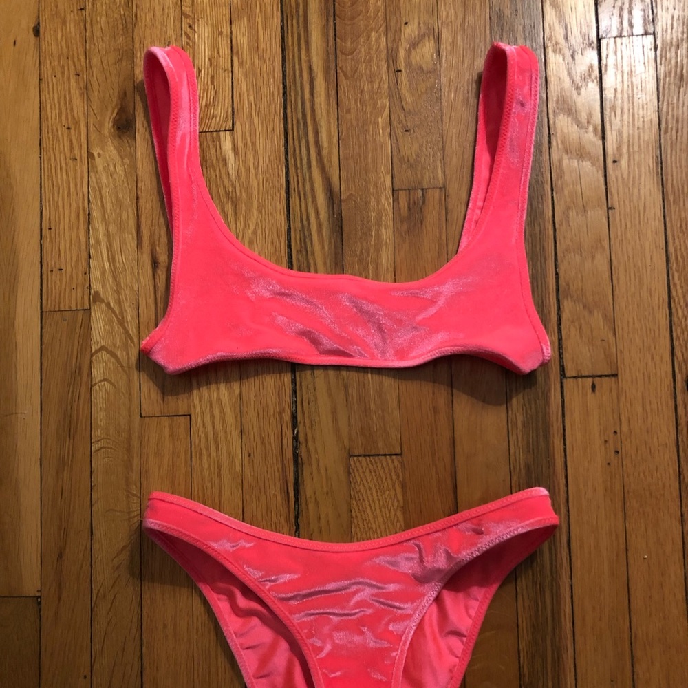 Triangl XS velvet top
